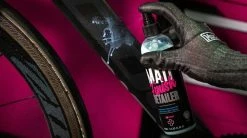 Muc-Off Matt Finish Detailer, 250ml -Pas Cher Rengøringsprodukter Magasin HIGHLIGHT 1 Matt Finish Detailer 0c092608 f881 4f41 8c9e 12f7ecdd6b61 950x crop center