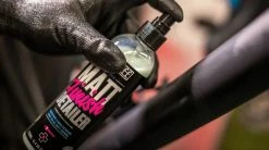 Muc-Off Matt Finish Detailer, 250ml -Pas Cher Rengøringsprodukter Magasin HIGHLIGHT 2 Matt Finish Detailer c77a8840 417d 434a bc27 8612ddd894d3 950x crop center